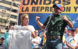 Capriles junto a la esposa de López se dirigen a la multitud 