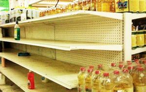 El desabastecimiento es uno de los principales problemas de Venezuela y el Gobierno admite que faltan 28 de 100 productos básicos 