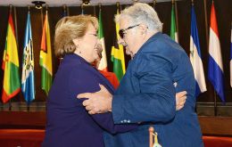 El acto en la Cepal junto al líder uruguayo Mujica fue el primer acto oficial de la presidenta Bachelet  