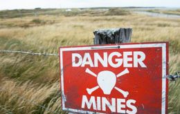 Algunos campos y playas próximos a la capital Stanley lucen el signo de 'peligro minas'