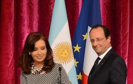 Los dos presidentes en la foto oficial y durante la conferencia de prensa en el Palacio del Eliseo 