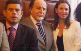 Machado retornó a Venezuela acompañada de tres legisladores peruanos 