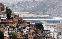 Estadio de Maracaná y las favelas de Rio 
