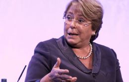 Elevar impuestos para financiar reforma educativa es una de las principales promesas electorales de Bachelet 