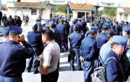 Piquetes de mujeres de suboficiales y sargentos protestan
