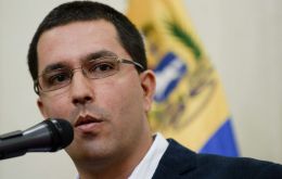 El vice-presidente Arreaza desafía a la oposición a que convenza al pueblo venezolano que el capitalismo es mejor que socialismo 