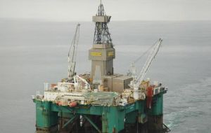 A pesar de los ataque argentinos, los Falkland Islanders han continuado a desarrollar su economía y atraer masivas inversiones para el petróleo  