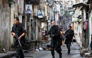 Los choques de la policía militarizada con las bandas narcos en Rio son diarios 