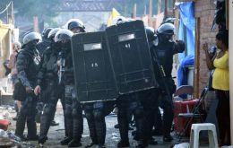 Los enfrentamientos con el crimen organizado en las favelas de Rio son recurrentes a pesar de la presencia militar 
