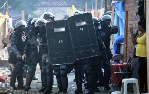 Los enfrentamientos con el crimen organizado en las favelas de Rio son recurrentes a pesar de la presencia militar 