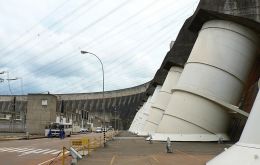 En 2013, Itaipú produjo 98,6 millones de megavatios hora, o sea 75 % de la energía consumida por Paraguay y el 17 % de demanda de Brasil.