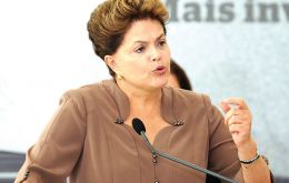La presidenta dijo a sus congéneres del periodismo que Brasil es un país sólido