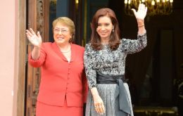 Michelle y Cristina, viejas amigas que quieren recomponer una relación bilateral algo olvidada cuando Piñera 