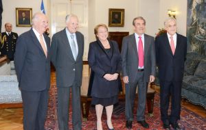 Los ex presidentes se reunieron con Bachelet para discutir el tema