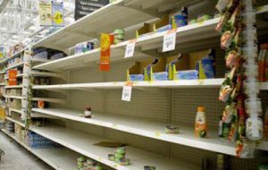 Pero más grave, hay escasez de 18 productos básicos: leche, pollo, carne, azúcar, harina, café y pan entre otros