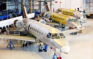 Embraer es la tercer fábrica mundial de aviones comerciales después de Boeing y Airbus 
