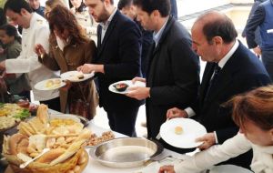 Según las fotos adelantadas se puede ver a destacados periodistas y personajes disfrutando del bufé de 18.000 Euros 