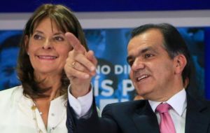 El candidato uribista con la jefa de los conservadores, María Lucía Ramírez