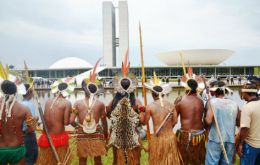 Armados de arcos y flechas y lanzas las tribus venidas de todo Brasil protestan contra reformas que 'benefician a los terratenientes”