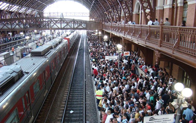 Unos 4.5 millones de usuarios transporta el metro de paulistano diariamente