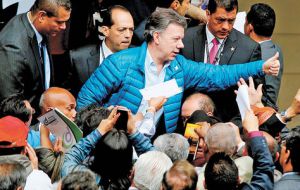 El candidato Juan Manuel Santos junto a líderes sindicales, en la capital colombiana. EFE