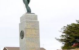 El monumento a la Liberación en la costanera de Stanley 