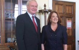 La embajadora Castro junto a McGuiness durante el encuentro en Belfast 