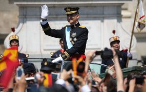 El Rey Felipe VI es ovacionado por el pueblo luego de su Coronación