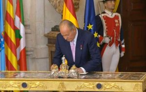 “El último rey político”, el rey que ha unido a todos los españoles y consiguió recuperar la democracia y la monarquía