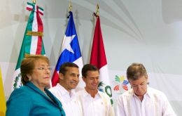 Santos presidente de Colombia hizo entrega formal de la presidencia de la Alianza a México, Peña Nieto  