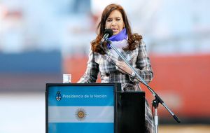 Cristina Fernández se comprometió públicamente al pie del Monumento a la Bandera a cumplir con 100% de los acreedores 
