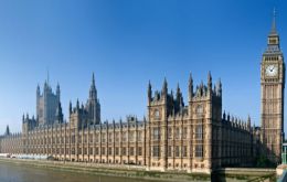 Las adhesiones se suman a las de más de 100 parlamentarios británicos que presentaron una moción contra el accionar de los fondos especulativos 