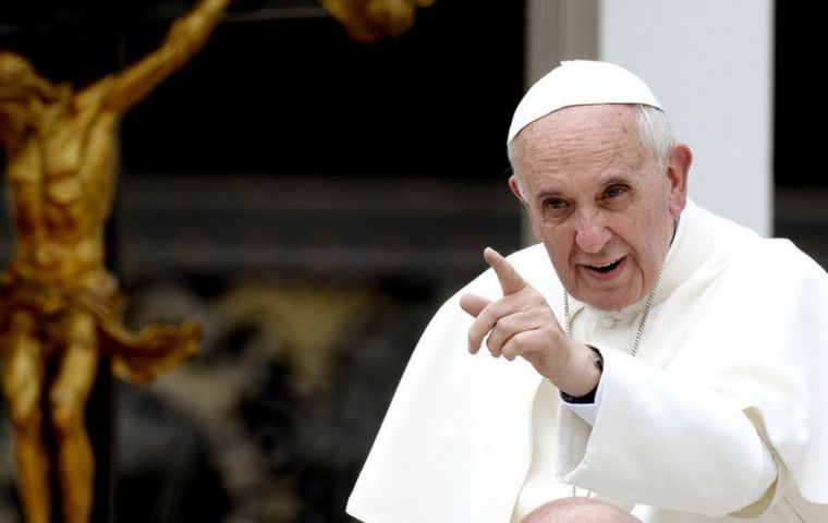 El Papa también sostuvo que ”los comunistas se apropiaron de nuestra bandera. La bandera de los pobres es cristiana”. 