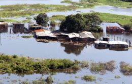 La capital paraguaya con 75.000 evacuados es la ciudad en situación más crítica por el avance de las aguas 