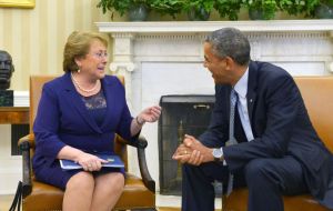 Obama bromeó al señalarle que la presidenta chilena “es mi segunda Michelle favorita”, después de su esposa