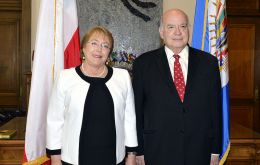 La presidenta de Chile junto al Secretario General de OEA, el chileno Insulza 
