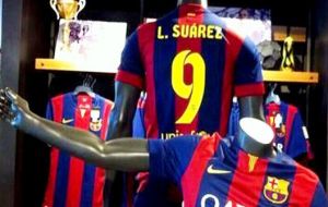 Las camisetas de Luis Suárez expuestas a la venta en España