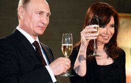 Los presidentes levantan las copas para celebrar la amistad ruso-argentina 