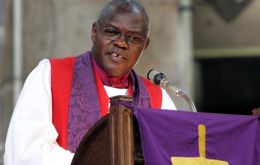 El anuncio fue acogido entre los congregados con vítores y aplausos pese a que el arzobispo de York, John Sentamu, pidió “sensibilidad y contención”.