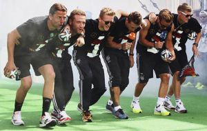 Los jugadores alemanes parodiando ‘la danza (cansina) del gaucho’ por oposición a la fuerza de los teutones