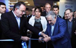 El presidente uruguayo cortando la cinta del pabellón 
