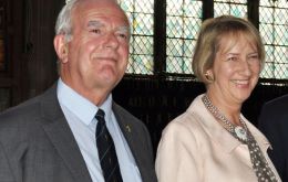 El legislador Roger Edwards y la representante de las Falklands en Londres, Sukey Cameron estuvieron presentes