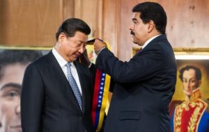 El presidente chino condecorado por su par venezolano