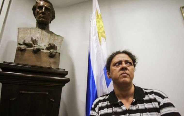 La abogada Eloísa Samy acudió al consulado de Uruguay en Río acompañada de David Paixao y de Camila Nascimento en busca de asilo