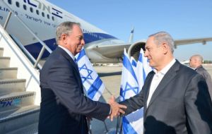 “Prohibir los vuelos aquí cuando el aeropuerto es seguro hiere a Israel y premia a Hamas por atacar a Israel” dijo el ex alcalde de Nueva York 