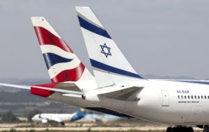 Sólo British Airways dijo que no había cancelado ninguno de sus dos vuelos diarios a Tel Aviv ni tenía planes de hacerlo