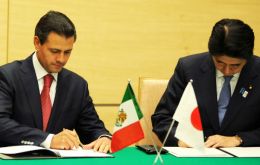 Peña Nieto y Shenzo Abe durante la firma de catorce acuerdos de cooperación en los sectores petrolero, educativo, sanitario y agrícola