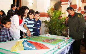 El lunes Chávez hubiera cumplido 60 años y Maduro lo festejó con una inmensa torta que reproducía una imagen del paisaje del Llano venezolano