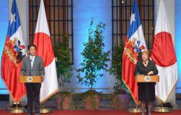 Shinzo Abe y Bachelet durante la conferencia de prensa en Santiago