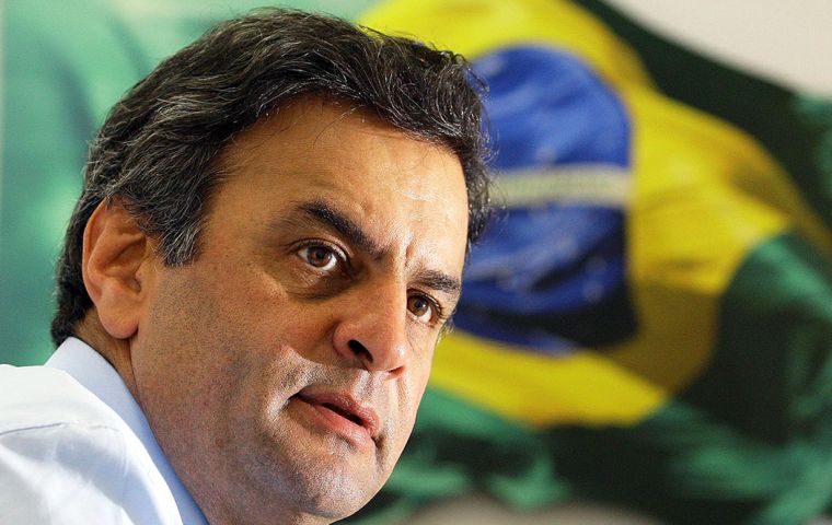”Sufrimos las amarras de la vinculación ideológica mientras el mundo avanza”, apuntó el candidato Neves